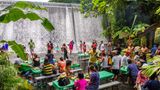 Philippinen: Labassin Waterfall Restaurant  Die Füße im fließenden Wasser, das Rauschen des Wasserfalls in den Ohren und die erfrischende Gischt in der Luft: In diesem Wasserfall-Restaurant auf den Philippinen setzt man sich am besten in der Badehose an den Tisch, um das traditionelle einheimische Mittagsbuffet zu genießen. Wer weitere Erfrischung sucht, kann nach dem Essen auch ganz ins Wasser eintauchen.
