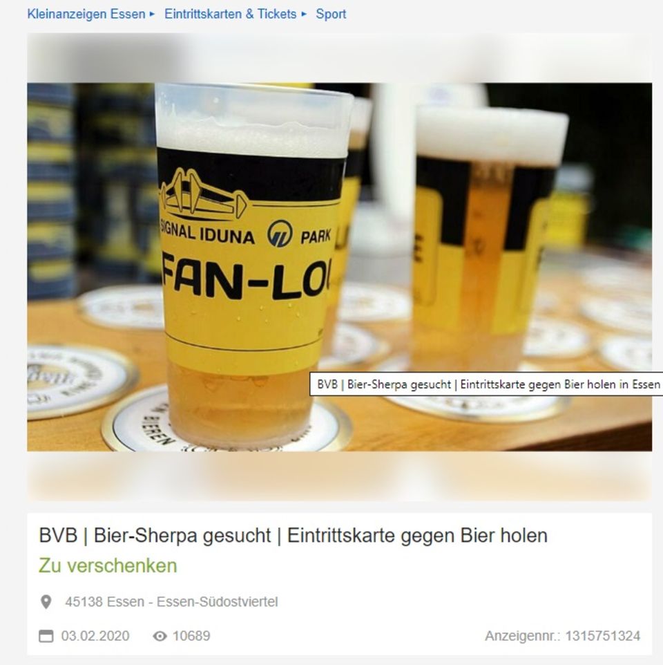 zwei gefüllte Bierbecher mit BVB-Druck