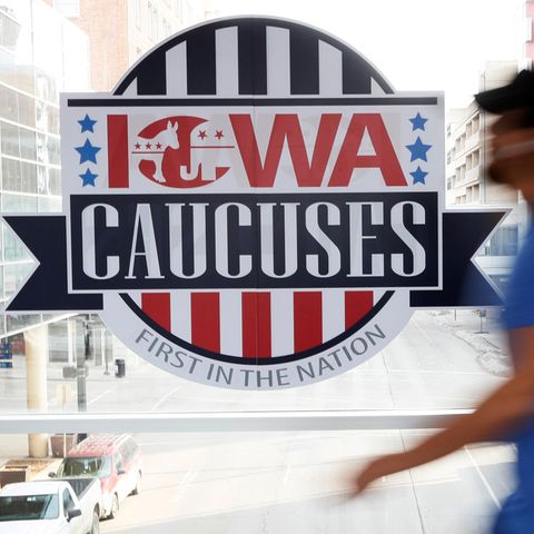 Ein Mann geht an einem Schild für die Vorwahl in Iowa vorbei