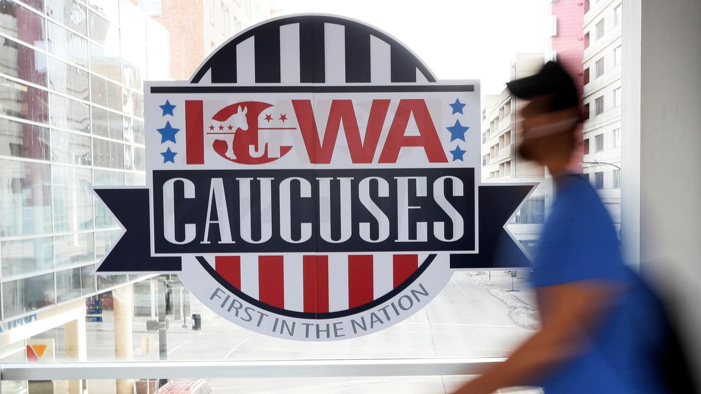 Ein Mann geht an einem Schild für die Vorwahl in Iowa vorbei