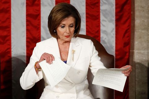 Nancy Pelosi, demokratische Vorsitzende des Repräsentantenhauses, zerreißt das Manuskript der Rede zur Nation von Donald Trump