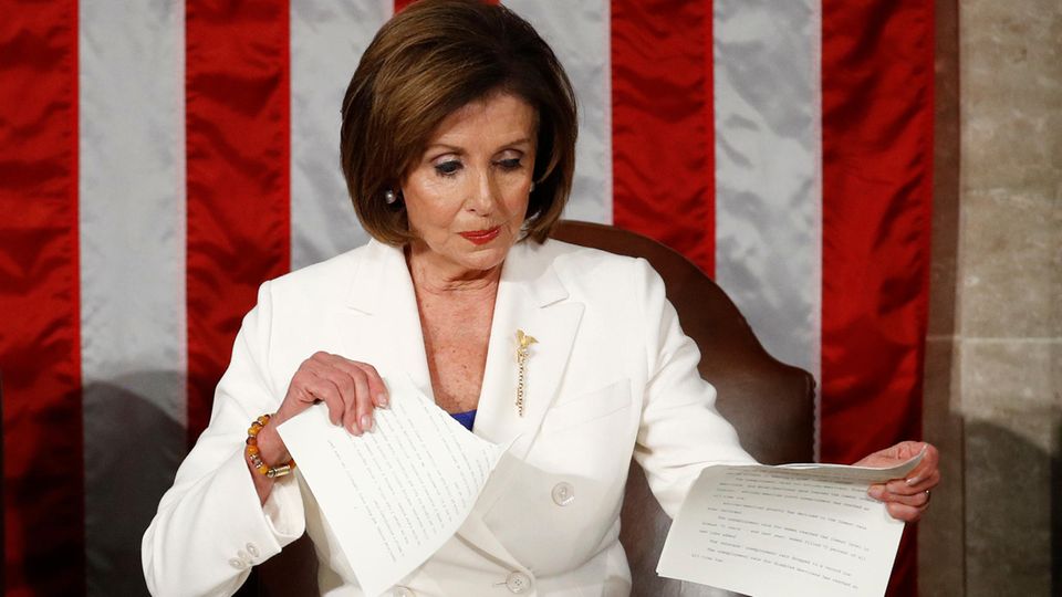 Nancy Pelosi, demokratische Vorsitzende des Repräsentantenhauses, zerreißt das Manuskript der Rede zur Nation von Donald Trump