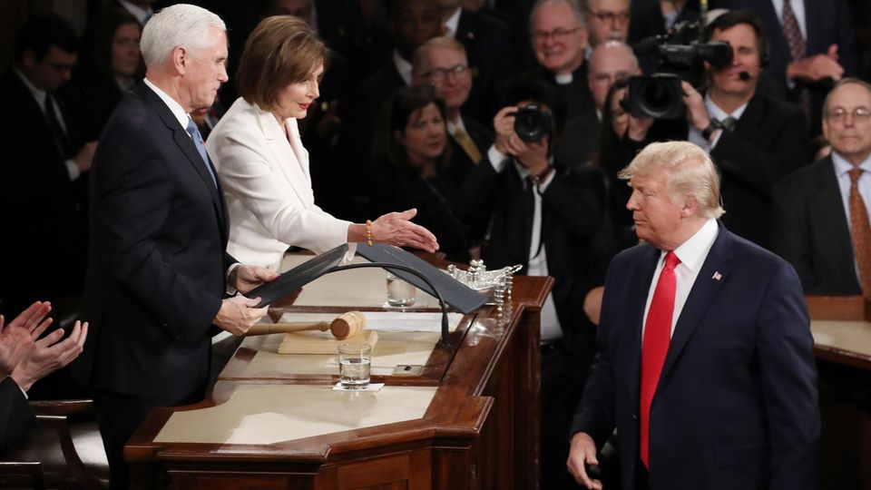 Trump iognoriert Pelosis Hand bei seiner dritten Rede zur Lage der Nation