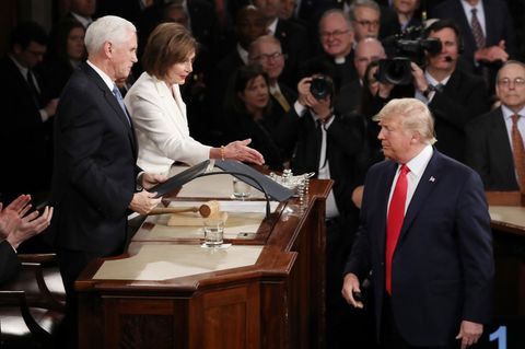 Trump iognoriert Pelosis Hand bei seiner dritten Rede zur Lage der Nation