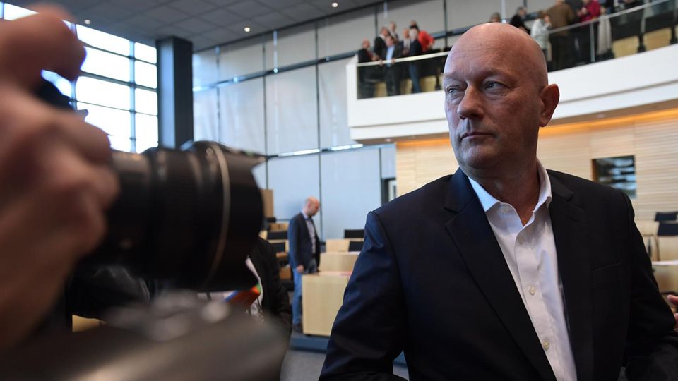 Thomas Kemmerich vor Kameras im Erfurter Landtag