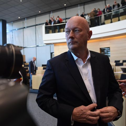Thomas Kemmerich vor Kameras im Erfurter Landtag