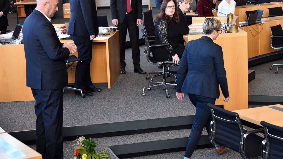Vor Thomas Kemmerich liegt ein Blumenstrauß auf dem Boden Vor Thomas Kemmerich liegt ein Blumenstrauß auf dem Boden