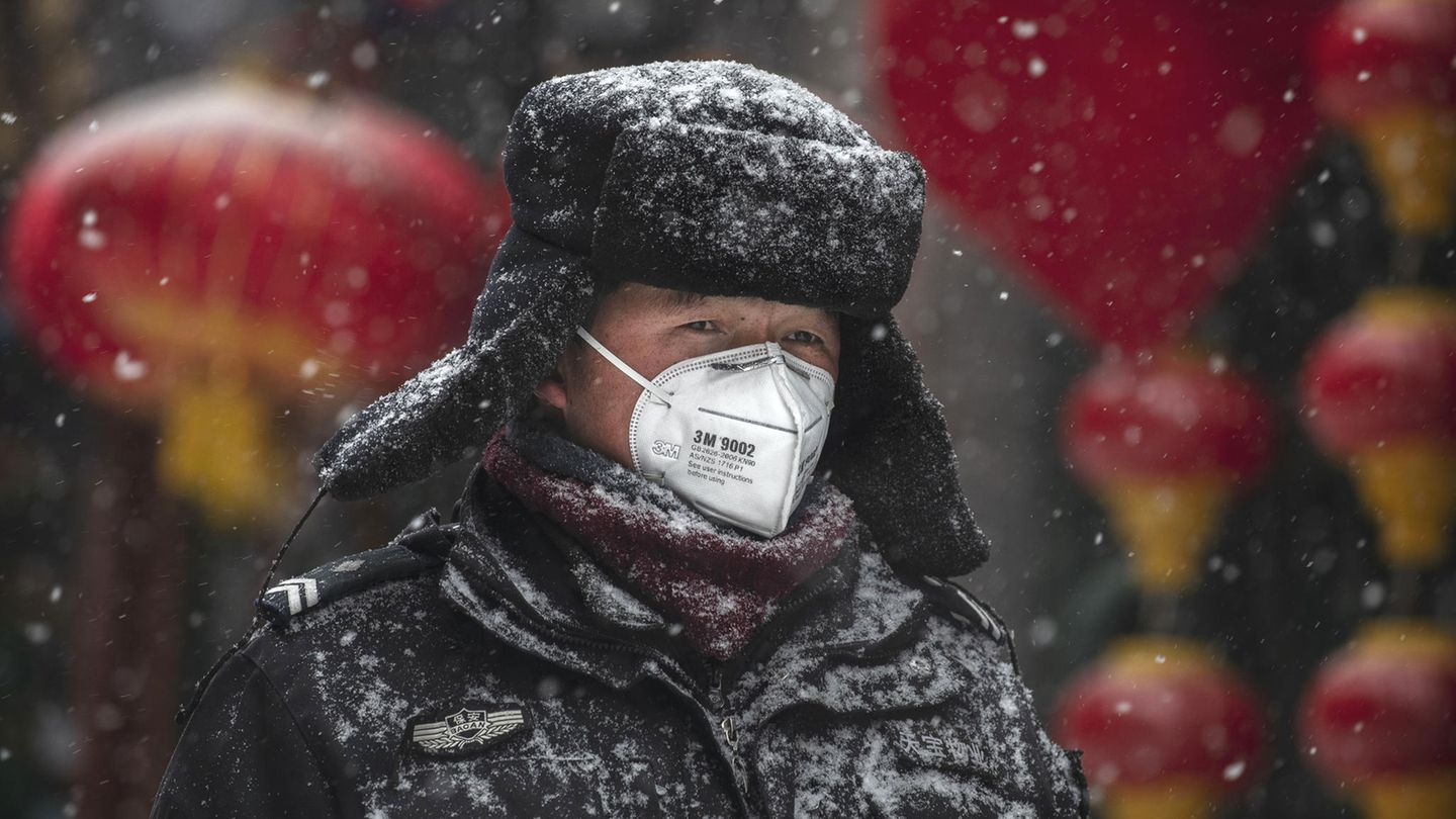 Peking, China: Ein Wachmann trägt eine Atemmaske.