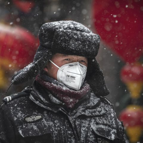 Peking, China: Ein Wachmann trägt eine Atemmaske.