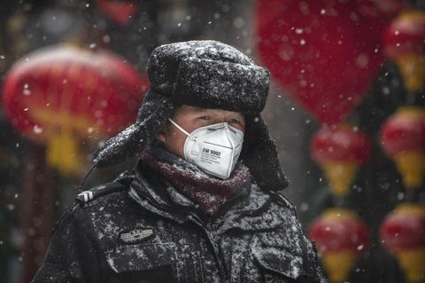 Peking, China: Ein Wachmann trägt eine Atemmaske.