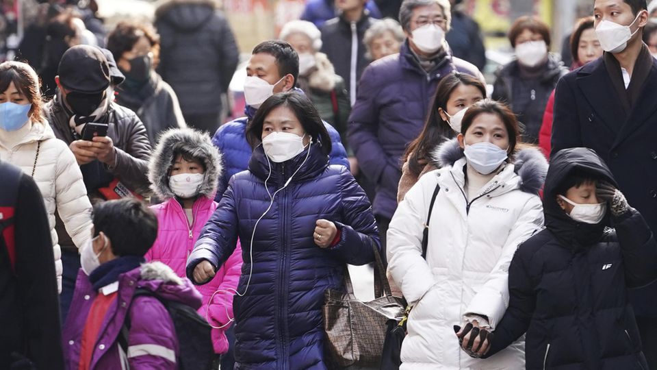 Coronavirus: Menschen tragen Mundschutzmasken