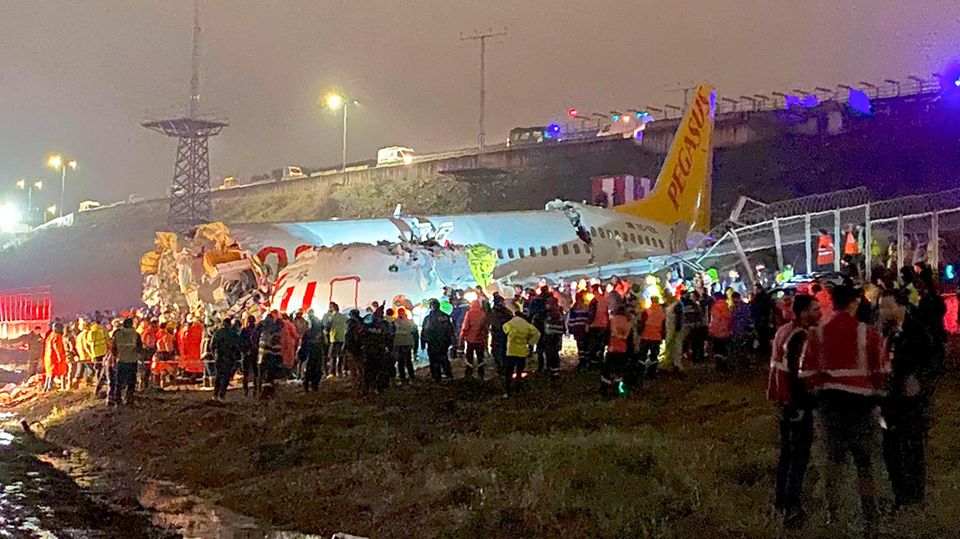 Die zerbrochene Boeing 737-800 von Pegasus Airlines am Rande des Sabiha Gokcen Airport in Istanbul