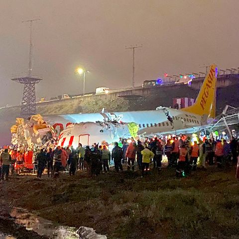 Die zerbrochene Boeing 737-800 von Pegasus Airlines am Rande des Sabiha Gokcen Airport in Istanbul