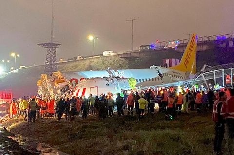 Die zerbrochene Boeing 737-800 von Pegasus Airlines am Rande des Sabiha Gokcen Airport in Istanbul