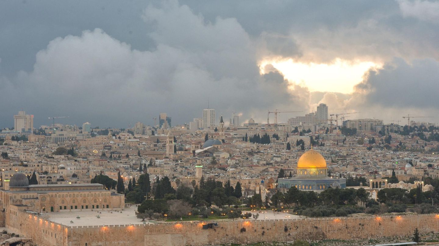 In Jerusalem ist ein Unbekannter mit seinem Auto in eine Menschenmenge an einer Bushaltestelle gerast und hat dabei mindestens 14 Personen verletzt