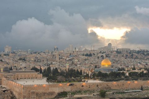 In Jerusalem ist ein Unbekannter mit seinem Auto in eine Menschenmenge an einer Bushaltestelle gerast und hat dabei mindestens 14 Personen verletzt