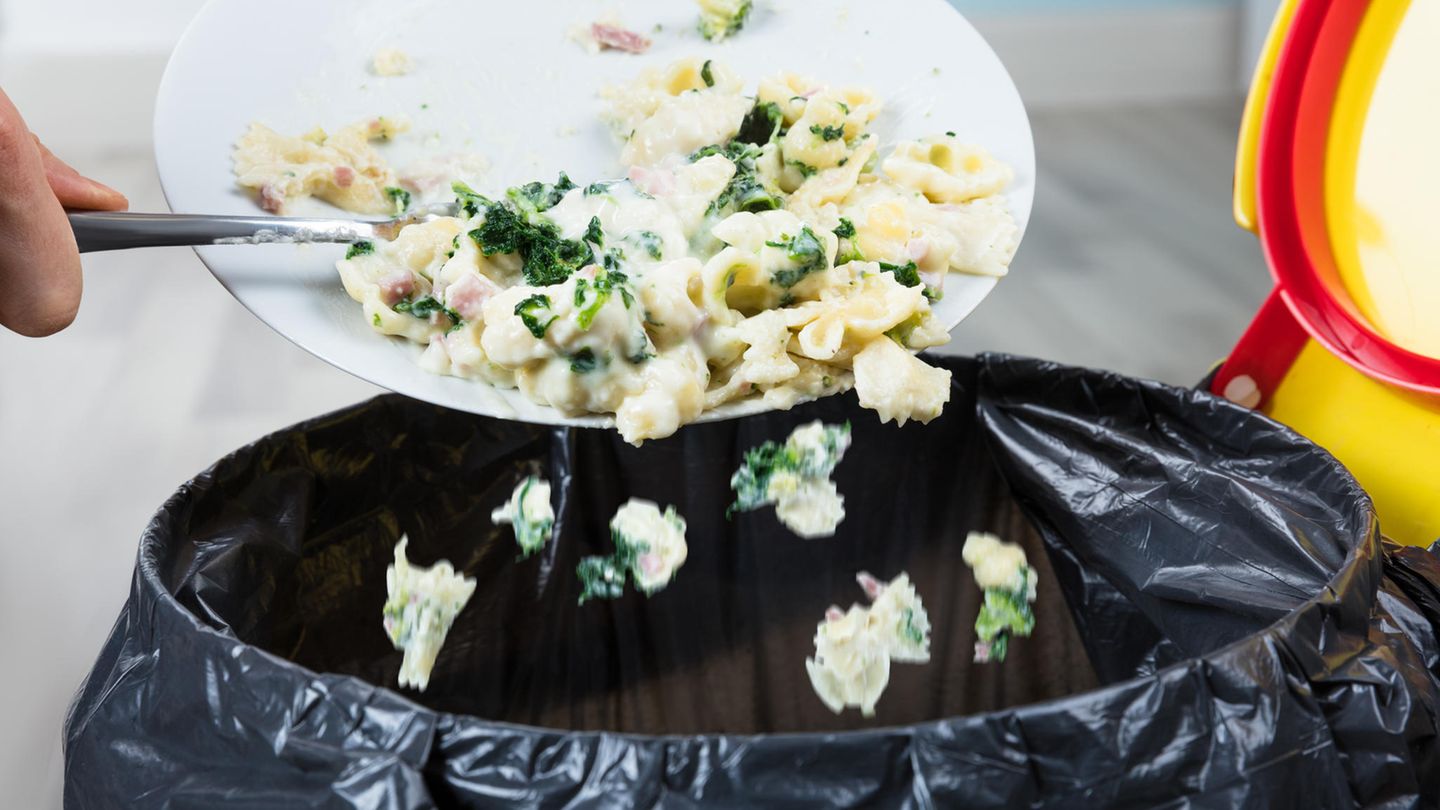 Sind Sie sich immer noch unsicher, ob die Essensreste noch genießbar sind - oder eben nicht? Dann überprüfen Sie die Konsistenz des Gerichts. Hat die sich verändert, seit Sie das Essen gekocht haben, dann sollten Sie sich vor dem Verzehr besser hüten.