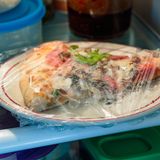 Die goldene Regel besagt: Bewahren Sie Essensreste nicht länger als eine Woche im Kühlschrank auf. Für manche übrig gebliebenen Gerichte gilt sogar eine kürzere Aufbewahrungszeit. Verlassen Sie sich dabei auch auf Ihre Sinne ...