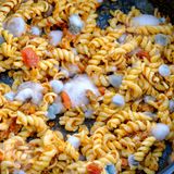 Schimmel ist DER Indikator dafür, dass das Essen nicht mehr gut ist. Schimmelsporen und Keime können sich bereits auch an Stellen verbreitet haben, an denen noch kein sichtbarer Schimmel zu sehen ist. Deshalb bringt es auch nichts, schimmelige Stellen zu entfernen. Werfen Sie die Essensreste dann besser in den Müll.