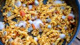 Schimmel ist DER Indikator dafür, dass das Essen nicht mehr gut ist. Schimmelsporen und Keime können sich bereits auch an Stellen verbreitet haben, an denen noch kein sichtbarer Schimmel zu sehen ist. Deshalb bringt es auch nichts, schimmelige Stellen zu entfernen. Werfen Sie die Essensreste dann besser in den Müll.