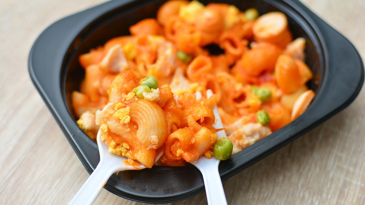 Riechen Essensreste nicht mehr appetitlich oder haben stark Ihren Geruch verändert, ist das ein Alarmzeichen. Essen Sie deshalb keinen Bissen mehr von dem Gericht, sondern entsorgen Sie es besser.