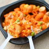 Riechen Essensreste nicht mehr appetitlich oder haben stark Ihren Geruch verändert, ist das ein Alarmzeichen. Essen Sie deshalb keinen Bissen mehr von dem Gericht, sondern entsorgen Sie es besser.