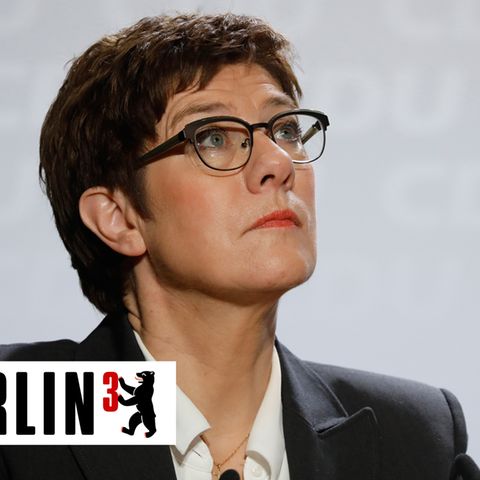 Berlin hoch 3 mit Vornbäumen und AKK