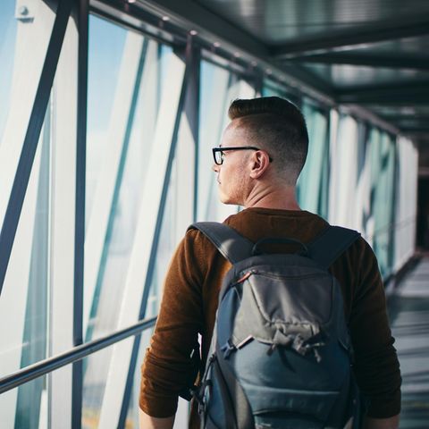 Mann am Flughafen