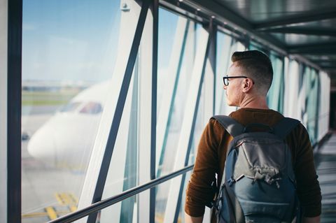 Mann am Flughafen