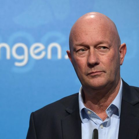 Thomas Kemmerich blickt ernst