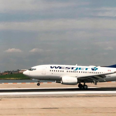 Ein Flugzeug der Airline WestJet