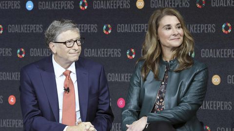 Bill und Melinda Gates sitzen auf einem Podium