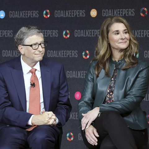 Bill und Melinda Gates sitzen auf einem Podium