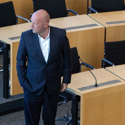 Thomas Kemmerich von der FDP vor leeren Bänken im Thüringer Landtag