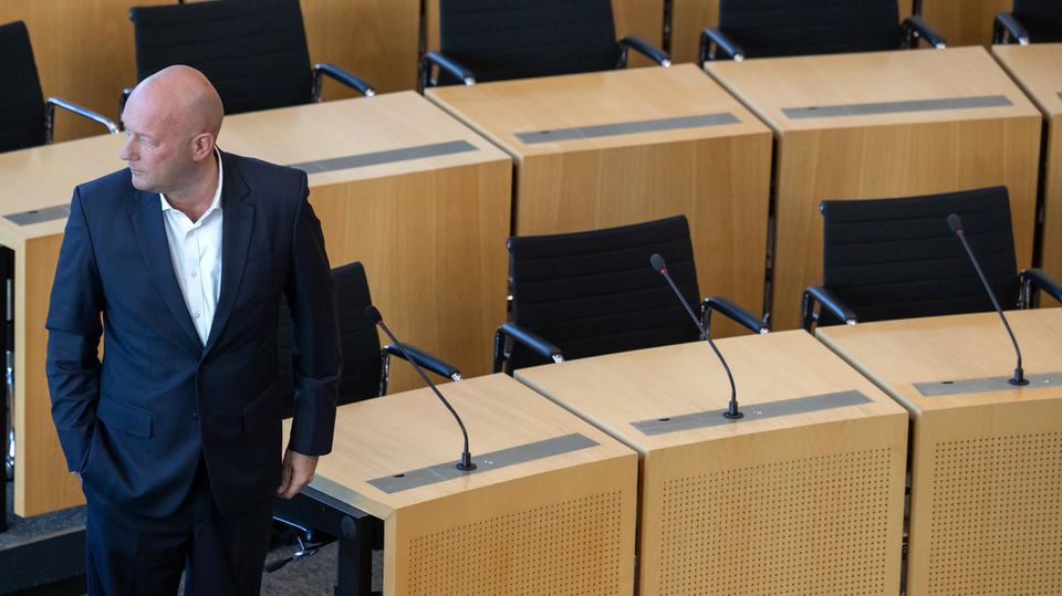 Thomas Kemmerich von der FDP vor leeren Bänken im Thüringer Landtag