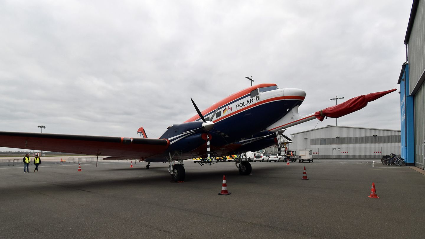Polar 6 vor dem Hangar in Bremen