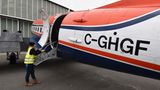 Einhängen der Treppe aus Aluminium, um in das Innere des zweiten Forschungsflugzeuges zu gelangen, das wie die "Polar 5" ebenfalls in Kanada zugelassen und von Piloten von dort geflogen wird.