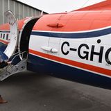 Einhängen der Treppe aus Aluminium, um in das Innere des zweiten Forschungsflugzeuges zu gelangen, das wie die "Polar 5" ebenfalls in Kanada zugelassen und von Piloten von dort geflogen wird.