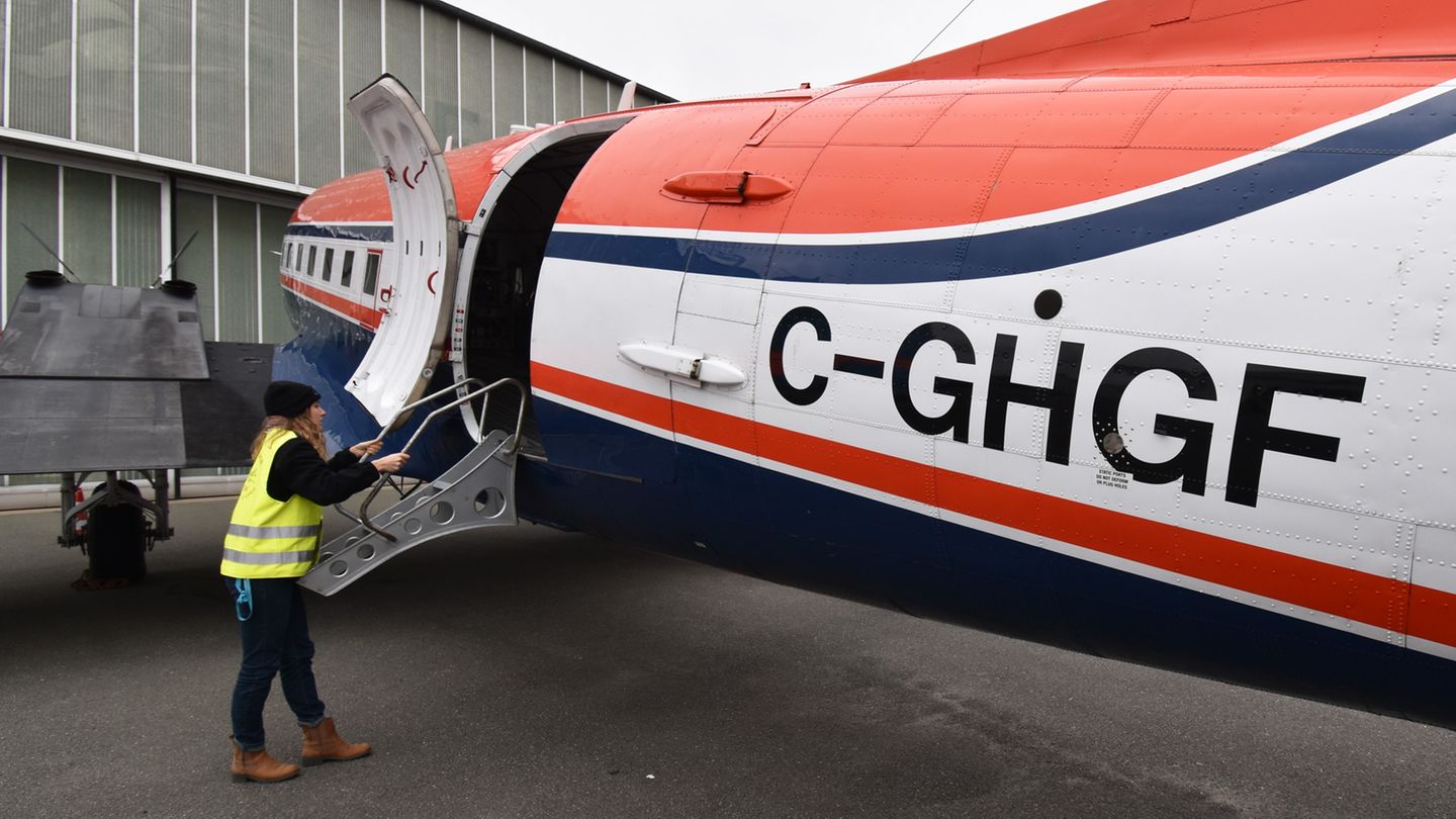 Einhängen der Treppe aus Aluminium, um in das Innere des zweiten Forschungsflugzeuges zu gelangen, das wie die "Polar 5" ebenfalls in Kanada zugelassen und von Piloten von dort geflogen wird.