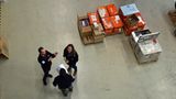 Gruppe von Wissenschaftler im Hangar