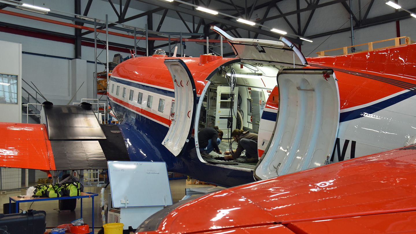 Die DC-3 mit geöffneter Tür