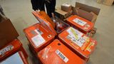 "Fallschirme haben wir keine dabei", sagt Cristina. Den Inhalt einer Zarges-Box teilen sich jeweils zwei Insassen des Polarfliegers im Notfall: Trockenanzüge, Zelte, Kocher, Schlafsäcke, Isomatten und Proviant für viele Tage. "Und wir haben auch ein Gewehr an Bord, wegen der Eisbären."