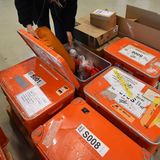 "Fallschirme haben wir keine dabei", sagt Cristina. Den Inhalt einer Zarges-Box teilen sich jeweils zwei Insassen des Polarfliegers im Notfall: Trockenanzüge, Zelte, Kocher, Schlafsäcke, Isomatten und Proviant für viele Tage. "Und wir haben auch ein Gewehr an Bord, wegen der Eisbären."