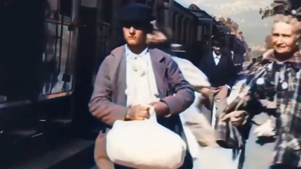 Frankreich im Jahr 1896: Unglaubliche Farbaufnahme zeigt das Tummeln am Bahnsteig vor 125 Jahren Frankreich im Jahr 1896: Unglaubliche Farbaufnahme zeigt das Tummeln am Bahnsteig vor 125 Jahren