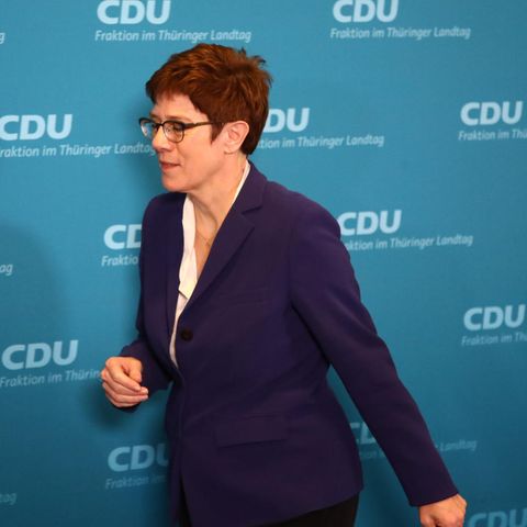 Kramp-Karrenbauer geht weg vor CDU Fraktion Thüringen Wand