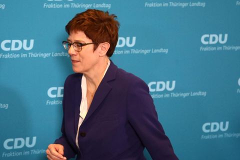 Kramp-Karrenbauer geht weg vor CDU Fraktion Thüringen Wand