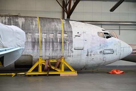 Die Lufthansa-Maschine "Landshut" steht im Bodensee-Airport in einem Hangar neben dem Dornier Museum