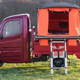 Das Zelt thront über der Ladefläche.