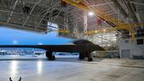 Die Renderings zeigen die Jet immer im gleichen Blickwinkel. Das Comutermodel wurde lediglich in verschiedenen Hangars platziert.
