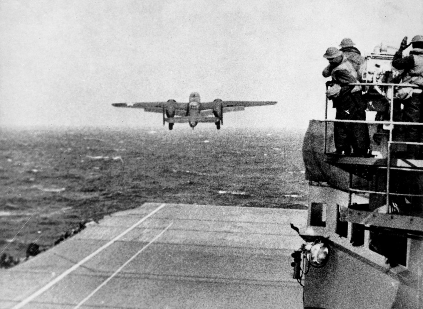 Der Name "Raider" spielt auf den ersten Bombereinsatz über Japan an. Dazu mussten die B-25 Bomber von einem Flugzeugträger aus starten.